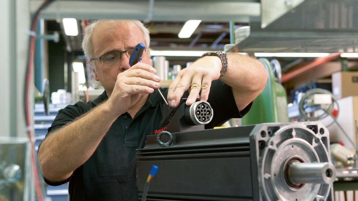 Technician inspecting hydraulic motor